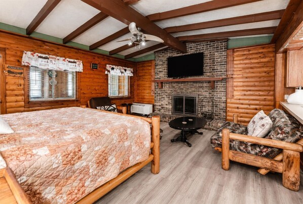 Honeymoon Suite, Non Smoking, Beach View | Television
