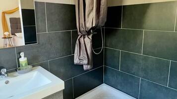 Dusj, hårføner og håndklær