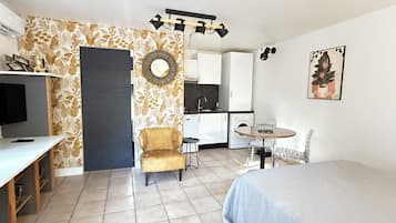 1 slaapkamer, een strijkplank/strijkijzer, wifi, beddengoed