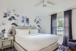 6 bedrooms, desk, iron/ironing board, travel crib