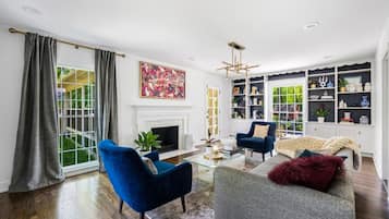 TV connectée, livres, chaßne hi-fi, espaces bureaux