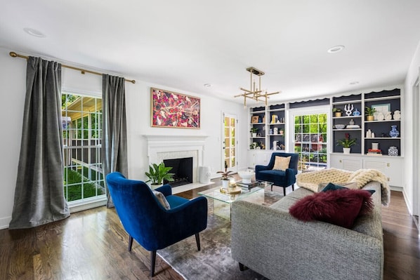 Smart TV, books, stereo, offices