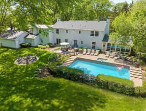 A heated pool - Luxury Home w/ Hot Tub (Open), 4 Kings, Heated Pool (Glen Ellyn)