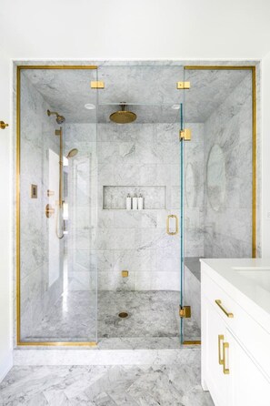 Ensemble douche/baignoire, sèche-cheveux, serviettes fournies