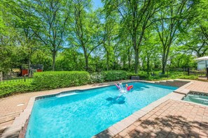A heated pool - Luxury Home: Heated Pool, Hot Tub (Open!), 4Kings (Glen Ellyn)