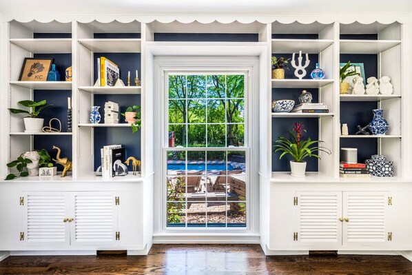 Interior - Luxury Home w/ Hot Tub (Open), 4 Kings, Heated Pool (Glen Ellyn)