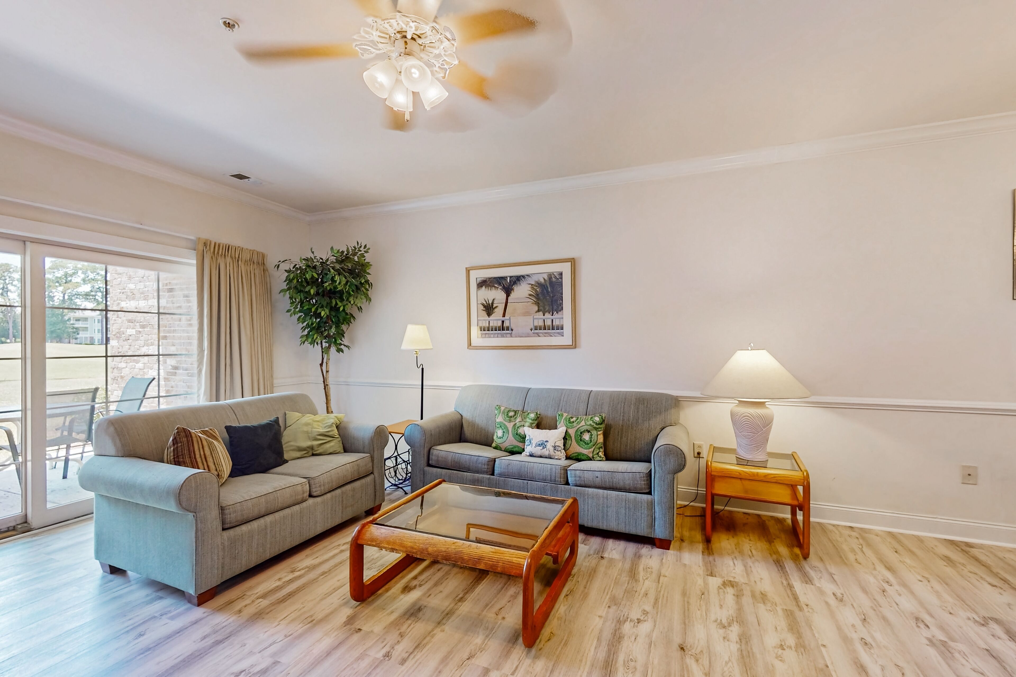 Télévision à écran plat, lecteur de DVD