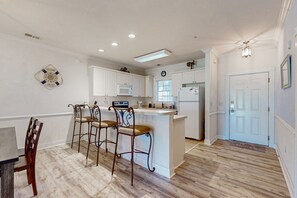 Frigorifero, microonde, forno, piano cottura