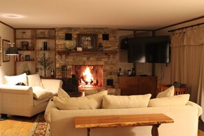 Smart TV y chimenea 