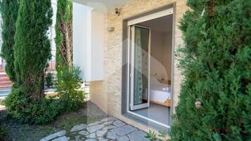 Un edificio moderno con un vialetto in pietra che conduce a un ingresso con porta in vetro.