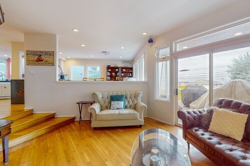 Chic Alki Point Retreat w/ 2 Bay-View Balconies - Walk to Beach and Eateries
