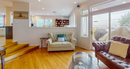 Chic Alki Point Retreat w/ 2 Bay-View Balconies - Walk to Beach and Eateries