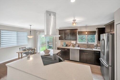 Beautiful cheerful luxurious 3 bedroom house one mile from lake