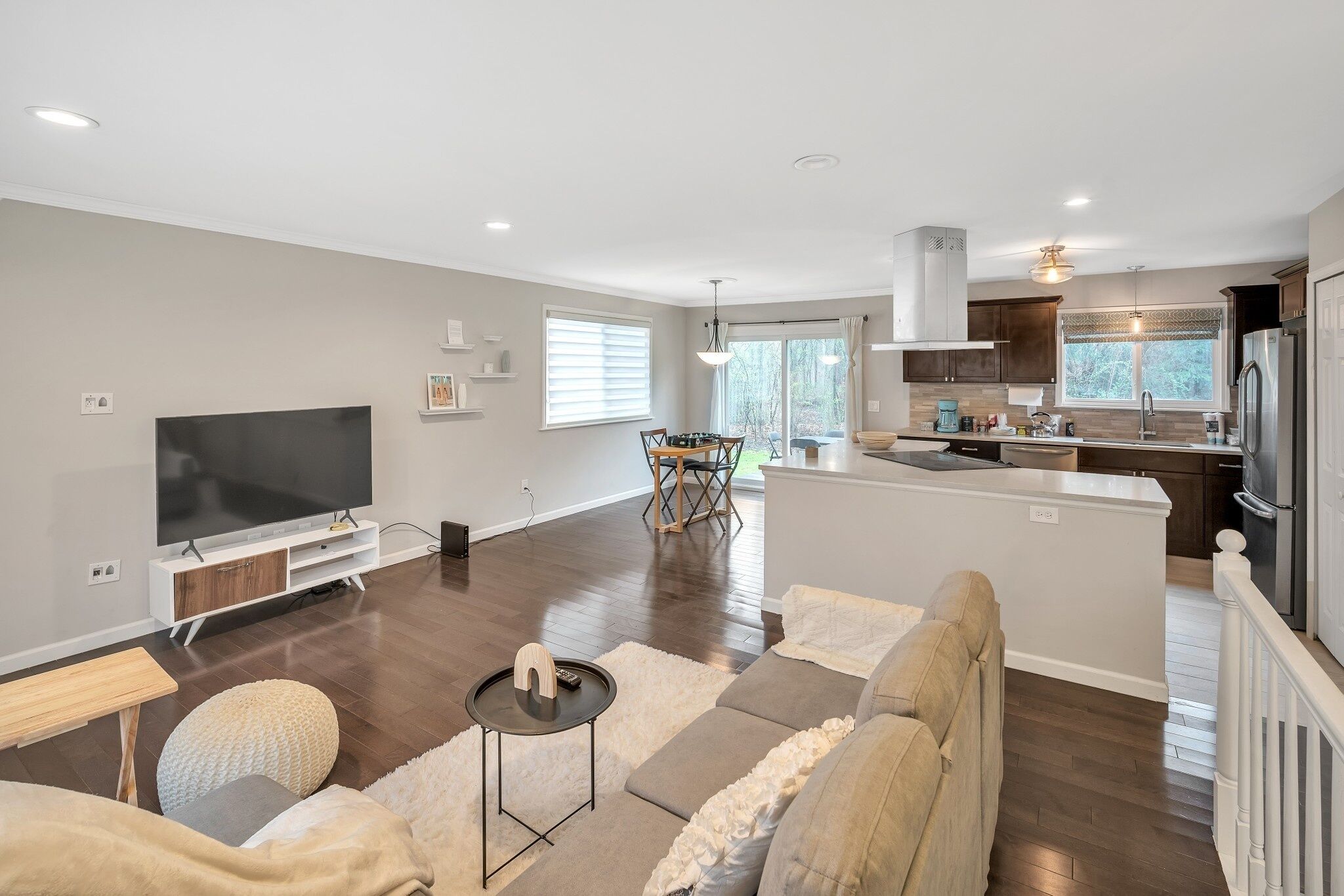 Beautiful cheerful luxurious 4 bedroom house one mile from lake