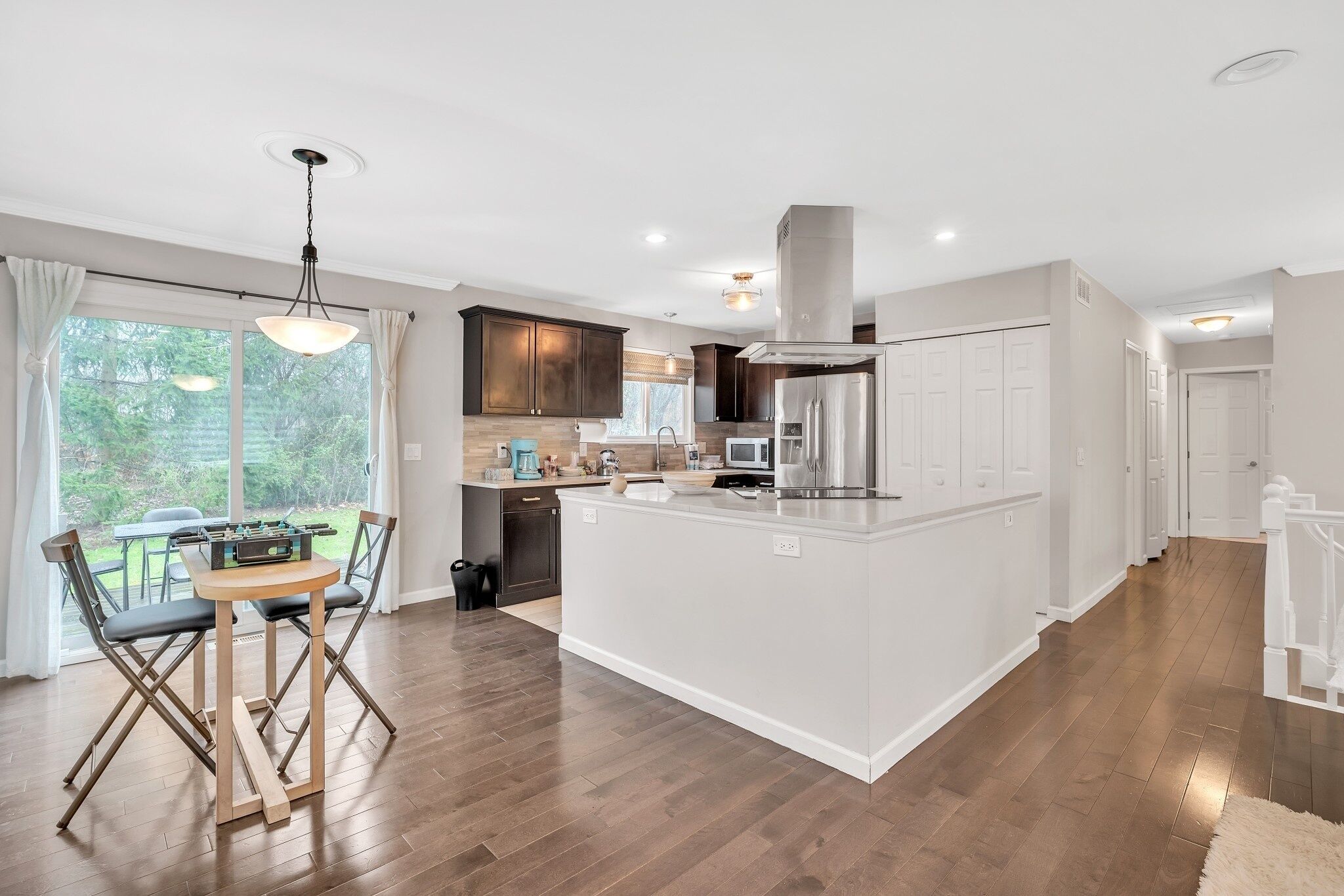 Beautiful cheerful luxurious 4 bedroom house one mile from lake