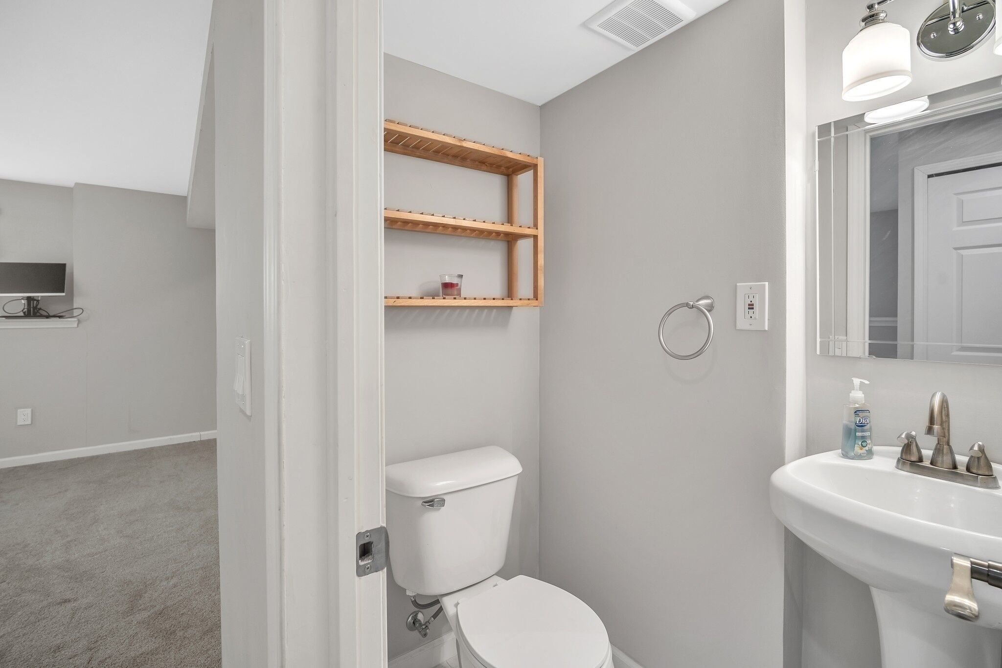 Beautiful cheerful luxurious 4 bedroom house one mile from lake