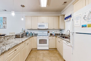 Kjøleskap, mikrobølgeovn, ovn og kokeplater