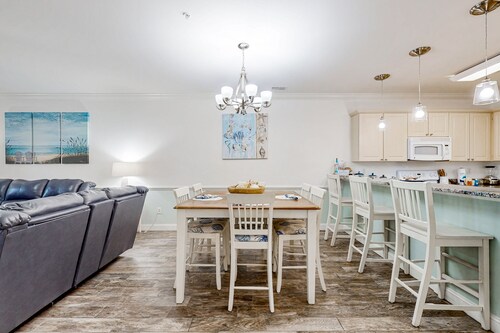 Dual-suite Magnolia Pointe condo with golf, pools, and screened patio