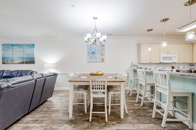 Dual-suite Magnolia Pointe condo with golf, pools, and screened patio