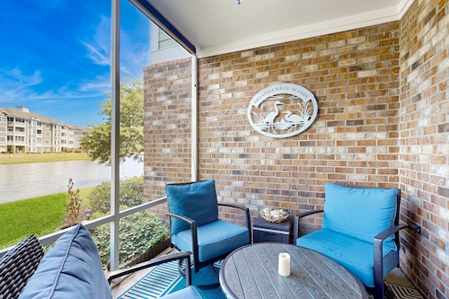 Dual-suite Magnolia Pointe condo with golf, pools, and screened patio