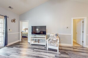 2 bedrooms, internet, bed sheets