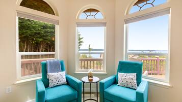 Télévision, cheminée, espaces bureaux, imprimantes