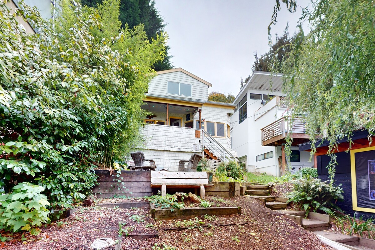 Original West Seattle beach cottage with amazing Elliott Bay views - dogs OK