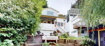 Original West Seattle beach cottage with amazing Elliott Bay views - dogs OK