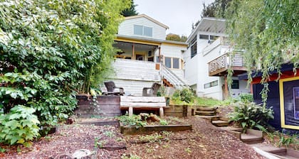 Original West Seattle beach cottage with amazing Elliott Bay views - dogs OK