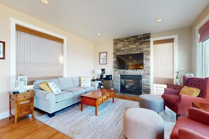 TV, fireplace, DVD player, stereo - Best Fishing Beach in PNW | Bush Point Bliss | No-Bank, Walkout Waterfront (Freeland)