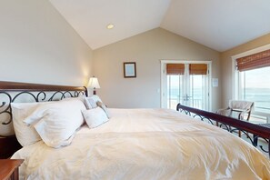3 bedrooms, WiFi, bed sheets - Best Fishing Beach in PNW | Bush Point Bliss | No-Bank, Walkout Waterfront (Freeland)
