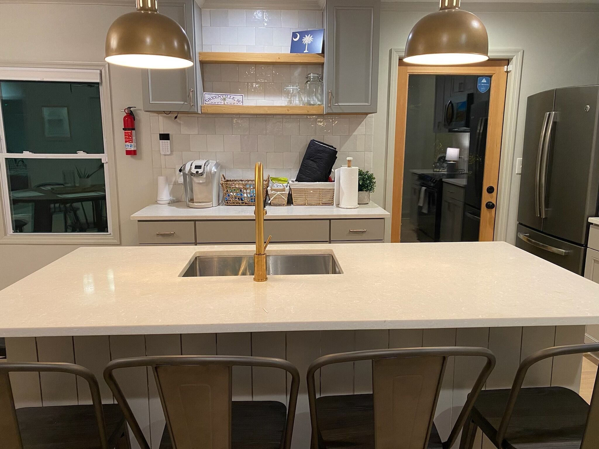 Entire Home, Dog Friendly, 5 mins from Downtown!