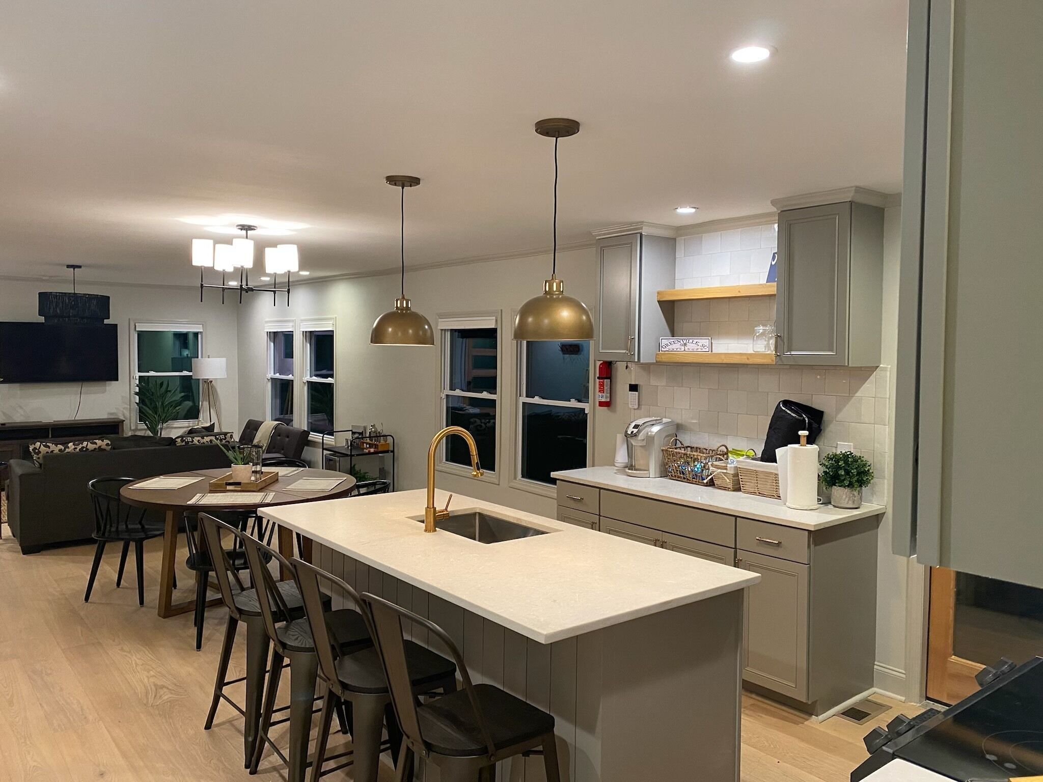 Entire Home, Dog Friendly, 5 mins from Downtown!