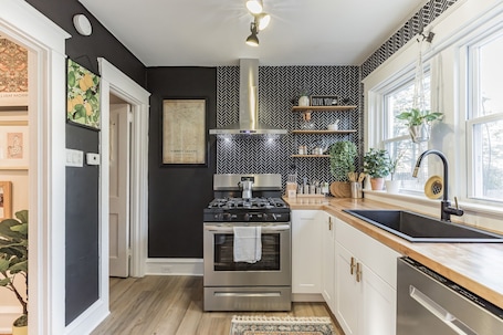 Fridge, microwave, oven, stovetop. Homey Retreat in Historic Kennett Square!!