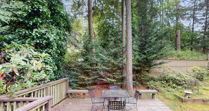 Forest retreat in Shoreline with patio & yard - 9 miles to downtown Seattle