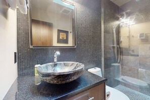 Kostenlose Toilettenartikel, Haartrockner, Handtücher