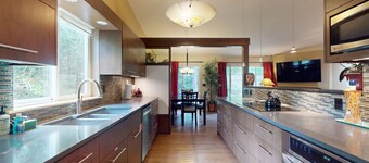 Forest retreat in Shoreline with patio & yard - 9 miles to downtown Seattle