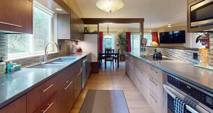 Forest retreat in Shoreline with patio & yard - 9 miles to downtown Seattle