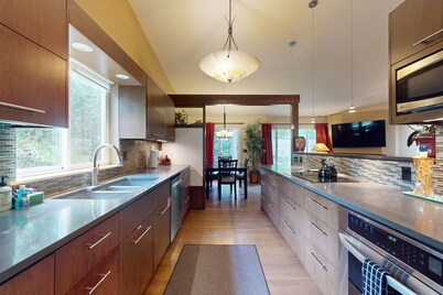 Forest retreat in Shoreline with patio & yard - 9 miles to downtown Seattle