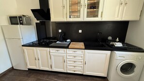 Frigorífic, microones, placa de cuina i cafetera i tetera