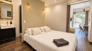1 slaapkamer, een strijkplank/strijkijzer, gratis wifi, beddengoed