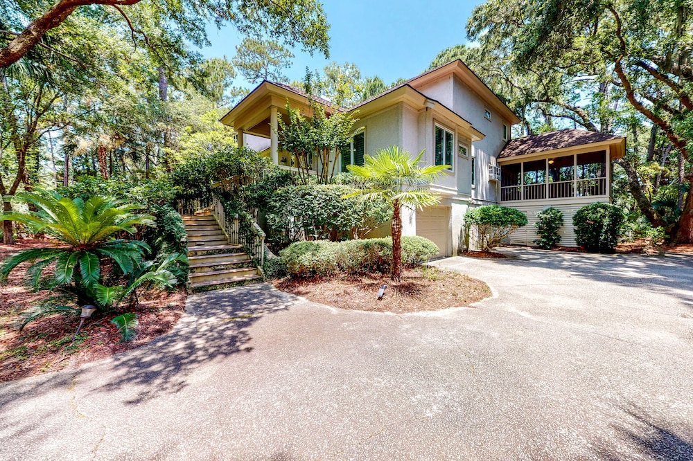 Updated island estate with serene lagoon views & 2 decks - bike to beach