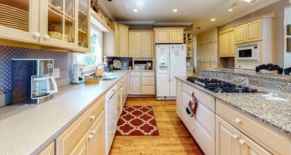 Updated island estate with serene lagoon views & 2 decks - bike to beach