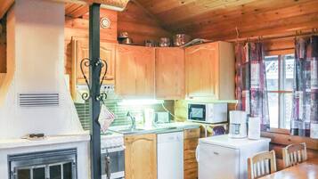 Fridge, microwave, dishwasher, cookware/dishes/utensils