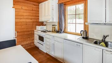 Kjøleskap, mikrobølgeovn, oppvaskmaskin og kjøkkenutstyr