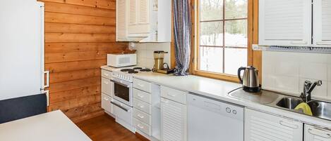 Køleskab, mikrobølgeovn, opvaskemaskine, køkkentøj/tallerkener/redskaber