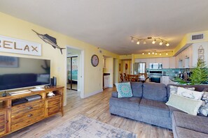 TV, DVD player - Oceanfront penthouse with community pool & hot tub - 1 mile to Barefoot Landing (North Myrtle Beach)