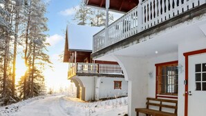 A snow-covered path leading to a building with a balcony and a bench outside. - Alppikylä 8b by Interhome (Hyrynsalmi)