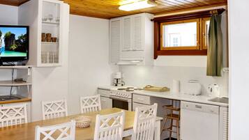 Refrigerador, microondas, lavavajillas, utensilios de cocina