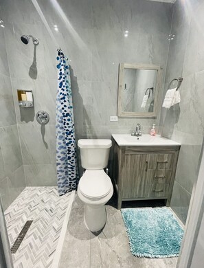 淋浴设施、毛巾、肥皂、卫生纸